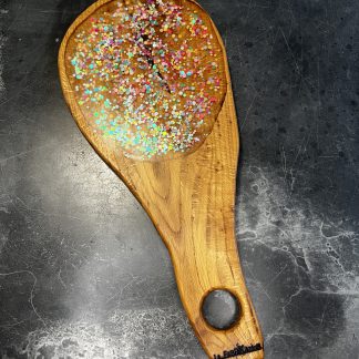 Planche apéritive incrustée d'epoxy paillettes
