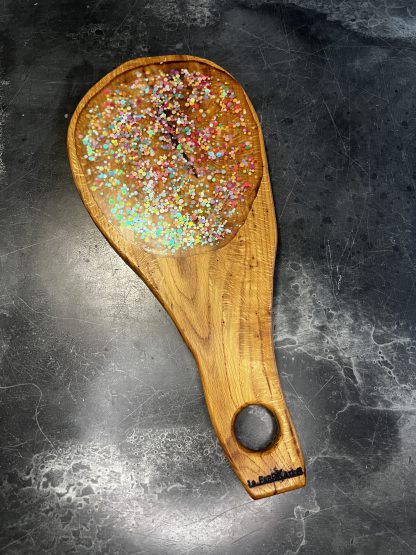 Planche apéritive incrustée d'epoxy paillettes