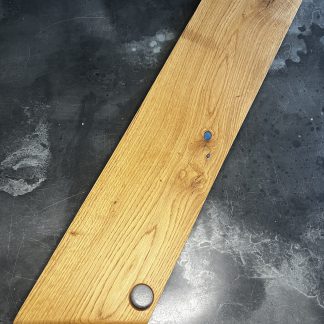 Longue planche apéritive avec incrustation d'epoxy bleu dans les veines et noeuds du bois