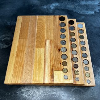 Planche apéritive avec incrustation de pièces dans de la résine epoxy