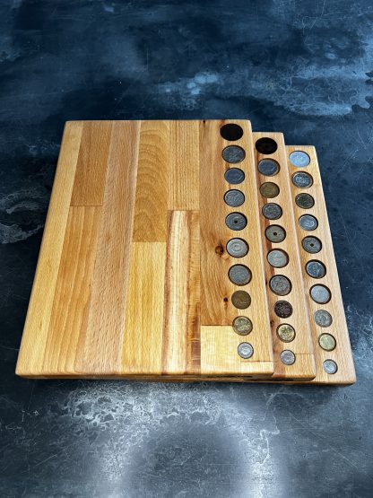 Planche apéritive avec incrustation de pièces dans de la résine epoxy